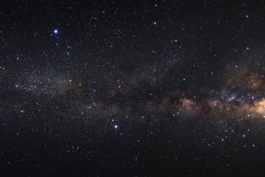 Kainatta yıldızlar ve uzay tozuyla Samanyolu Galaksisi