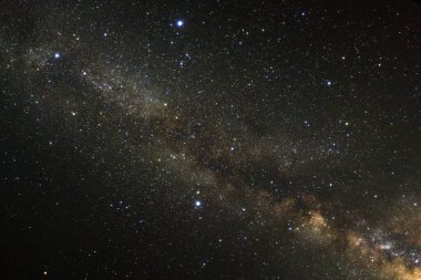 Kainatta yıldızlar ve uzay tozuyla Samanyolu Galaksisi