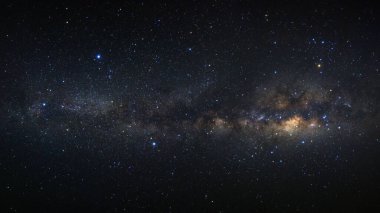 Kainatta yıldızlar ve uzay tozuyla Samanyolu Galaksisi