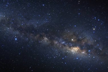 Kainatta yıldızlar ve uzay tozuyla Samanyolu Galaksisi