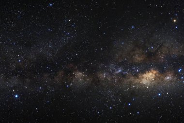 Kainatta yıldızlar ve uzay tozuyla Samanyolu Galaksisi