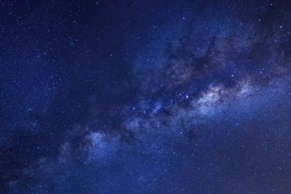 Kainatta yıldızlar ve uzay tozuyla Samanyolu Galaksisi