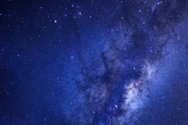 Kainatta yıldızlar ve uzay tozuyla Samanyolu Galaksisi