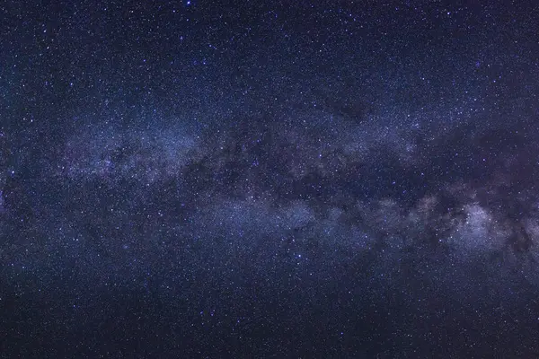 Kainatta yıldızlar ve uzay tozuyla Samanyolu Galaksisi