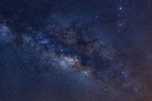 Kainatta yıldızlar ve uzay tozuyla Samanyolu Galaksisi