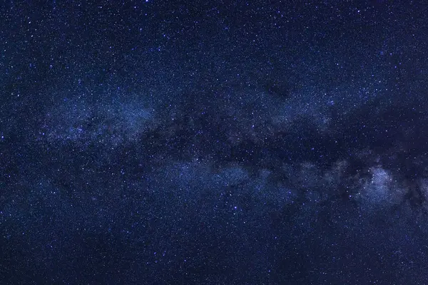 Kainatta yıldızlar ve uzay tozuyla Samanyolu Galaksisi