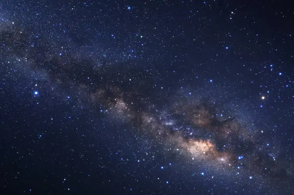 Kainatta yıldızlar ve uzay tozuyla Samanyolu Galaksisi