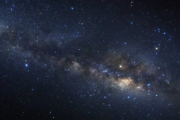 Kainatta yıldızlar ve uzay tozuyla Samanyolu Galaksisi