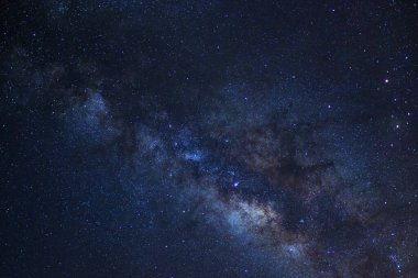 açıkça Samanyolu galaksisinin yıldız ve evrenin uzay tozu ile 