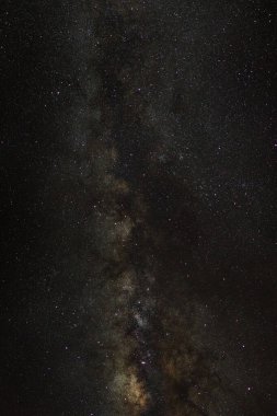 Yıldızlı gece gökyüzü, yıldızlar ve evrendeki, uzun pozlama fotoğraf, tahıl ile uzay tozu ile Samanyolu.