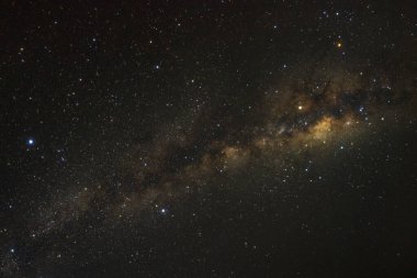 Kainatta yıldızlar ve uzay tozuyla Samanyolu Galaksisi