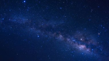 Kainatta yıldızlar ve uzay tozuyla Samanyolu Galaksisi