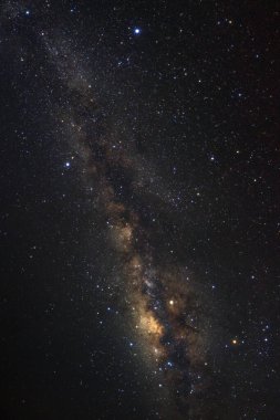 Kainatta yıldızlar ve uzay tozuyla Samanyolu Galaksisi