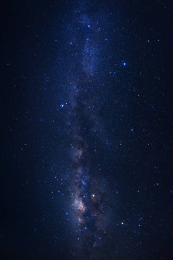 Kainatta yıldızlar ve uzay tozuyla Samanyolu Galaksisi