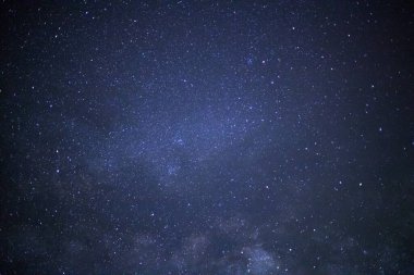 Evrende bulut ve uzay tozuyla Samanyolu Galaksisi, tahıllı uzun pozlu fotoğraf.