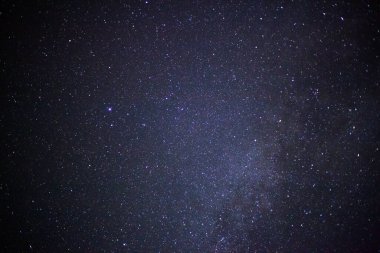 Samanyolu galaksisi ve evrendeki uzay tozu, tahıllı uzun pozlu fotoğraf..