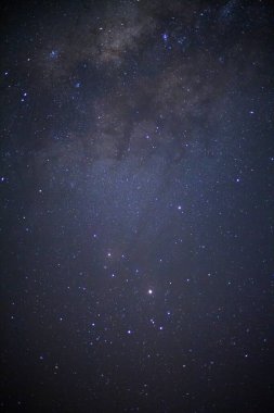 Samanyolu galaksisi ve evrendeki uzay tozu, tahıllı uzun pozlu fotoğraf..