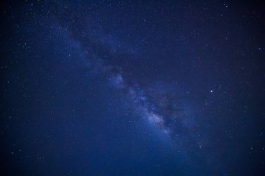 Samanyolu galaksisi ve evrendeki uzay tozu, tahıllı uzun pozlu fotoğraf..