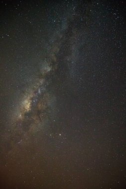 Samanyolu galaksisi ve evrendeki uzay tozu, tahıllı uzun pozlu fotoğraf..