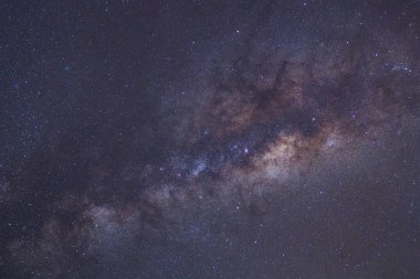 açıkça Samanyolu galaksisinin yıldız ve evrenin uzay tozu ile 