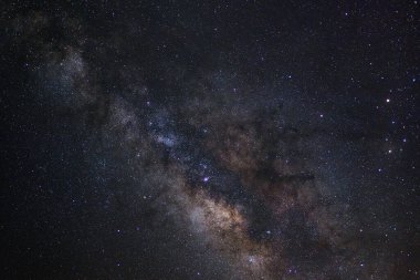 açıkça Samanyolu galaksisinin yıldız ve evrenin uzay tozu ile 