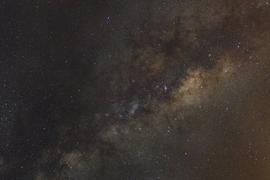 açıkça Samanyolu galaksisinin yıldız ve evrenin uzay tozu ile 