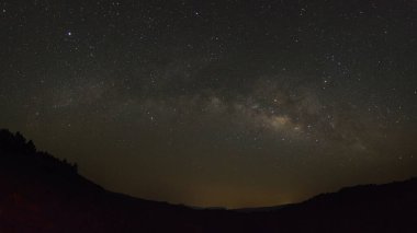 Samanyolu yıldız ve evrendeki, uzun pozlama fotoğraf, tahıl ile uzay tozu ile.