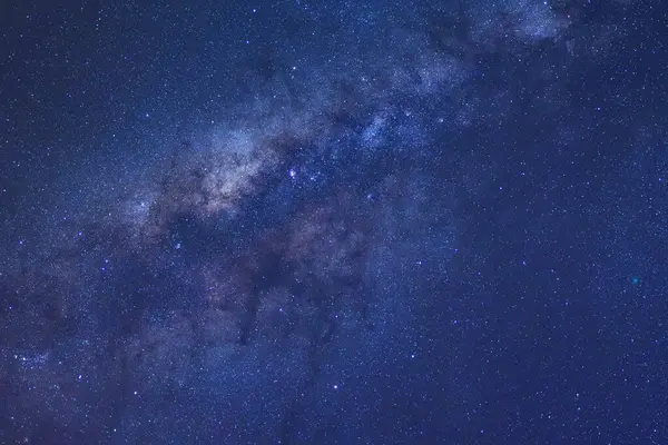 açıkça Samanyolu galaksisinin yıldız ve evrenin uzay tozu ile 