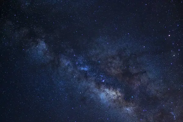 açıkça Samanyolu galaksisinin yıldız ve evrenin uzay tozu ile 