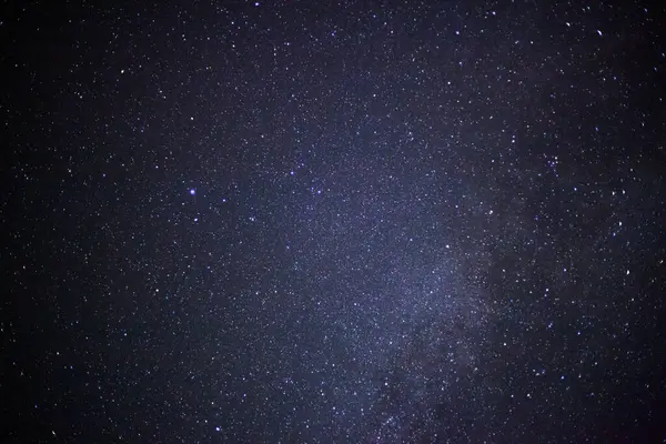 Samanyolu galaksisi ve evrendeki uzay tozu, tahıllı uzun pozlu fotoğraf..