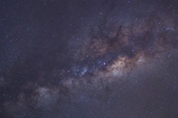 açıkça Samanyolu galaksisinin yıldız ve evrenin uzay tozu ile 