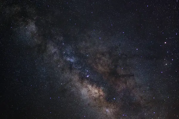 açıkça Samanyolu galaksisinin yıldız ve evrenin uzay tozu ile 