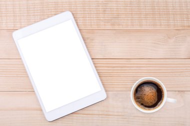 Sade kahve ve cep telefonu veya boş ekran ahşap arka planı olan tablet