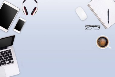 Laptop tableti, kahve fincanı ve renkli fotokopi alanı olan modern çalışma alanı. Üst Manzara. Düzleştirme biçimi.