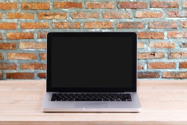 Açık belgili tanımlık laptop çalışma tablo beton'arka plan görülmektedir 