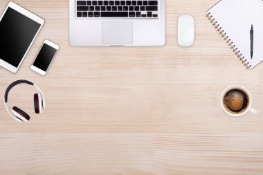 Laptop tableti akıllı telefon ve ahşap zemin üzerinde kahve metin alanı ve kopyalama alanı