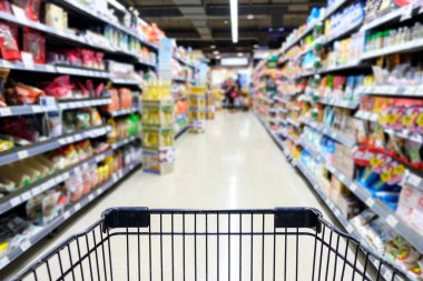 Süpermarket koridor boş alışveriş sepeti ile