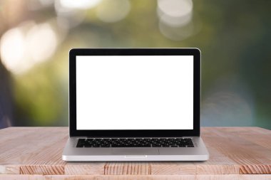 Ahşap masa bokeh yeşil zemin üzerine - üstü montaj için kullanılabilir veya ürün görüntüleme