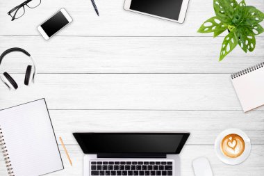 Laptop tableti, akıllı telefon ve kahve fincanı olan modern çalışma alanı renk arkaplanının fotokopisi. Üst Manzara. Düzleştirme biçimi.