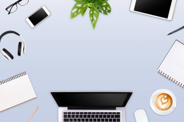 Laptop tableti, akıllı telefon ve kahve fincanı olan modern çalışma alanı renk arkaplanının fotokopisi. Üst Manzara. Düzleştirme biçimi.