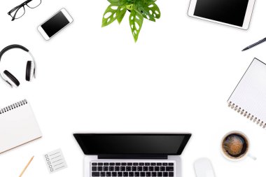 Laptop tableti, akıllı telefon ve kahve fincanı olan modern çalışma alanı renk arkaplanının fotokopisi. Üst Manzara. Düzleştirme biçimi.