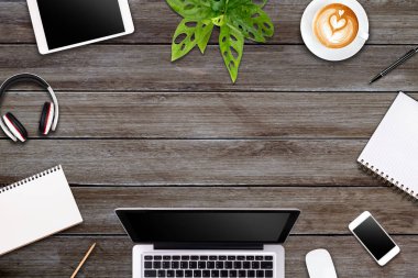 Laptop tableti, akıllı telefon ve kahve fincanı olan modern çalışma alanı renk arkaplanının fotokopisi. Üst Manzara. Düzleştirme biçimi.