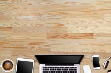 Laptop tableti, akıllı telefon ve kahve fincanı olan modern çalışma alanı ahşap arka planda. Üst Manzara. Düzleştirme biçimi.