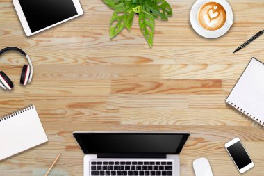 Laptop tableti, akıllı telefon ve kahve fincanı olan modern çalışma alanı renk arkaplanının fotokopisi. Üst Manzara. Düzleştirme biçimi.