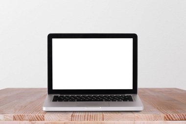 Açık belgili tanımlık laptop çalışma tablo beton'arka plan görülmektedir 