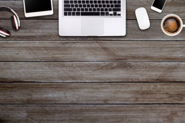 Laptop tableti, akıllı telefon ve kahve fincanı olan modern çalışma alanı ahşap arka planda. Üst Manzara. Düzleştirme biçimi.