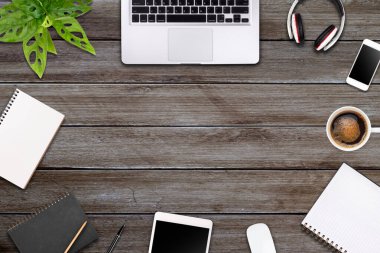 Laptop tableti, akıllı telefon ve kahve fincanı olan modern çalışma alanı renk arkaplanının fotokopisi. Üst Manzara. Düzleştirme biçimi.