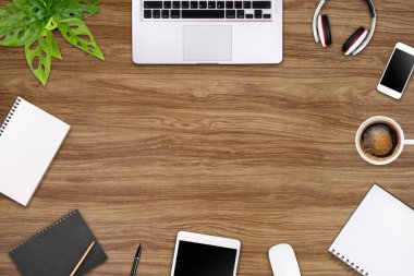 Laptop tableti, akıllı telefon ve kahve fincanı olan modern çalışma alanı renk arkaplanının fotokopisi. Üst Manzara. Düzleştirme biçimi.