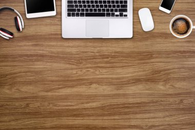 Laptop tableti, akıllı telefon ve kahve fincanı olan modern çalışma alanı ahşap arka planda. Üst Manzara. Düzleştirme biçimi.