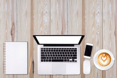 Üstten Görünüm dizüstü bilgisayar ya da dizüstü bilgisayar, cep telefonu ve latte sanat üzerinde ahşap masa kahve fincan. İş Şablon metninizi ekleme için sahte